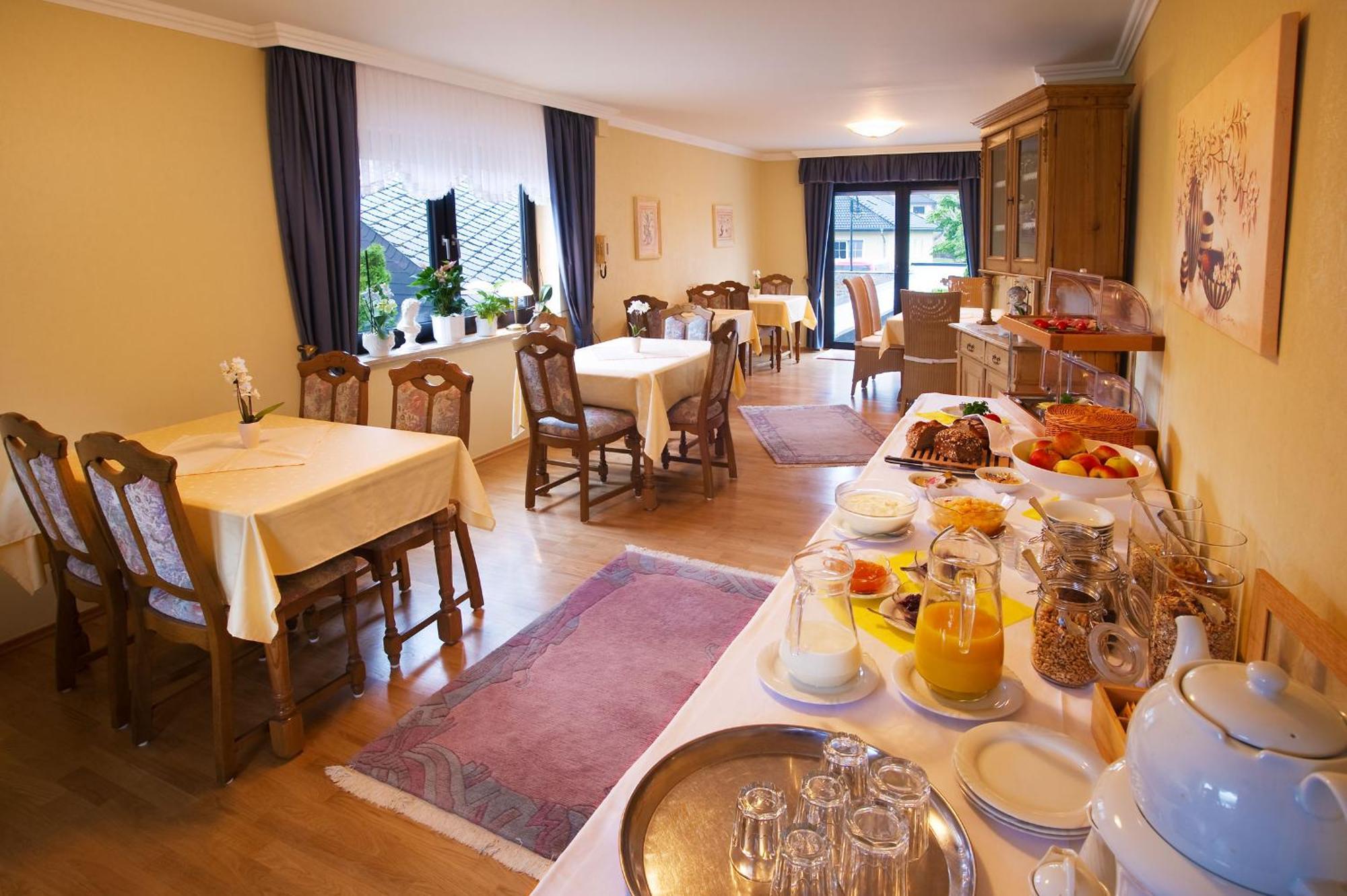 Hôtel Wein & Gastehaus Hermeshof à Trittenheim Extérieur photo